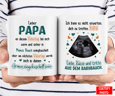 An Diesem Vatertag Bin Ich Warm Und Sicher In Mamas Bauch Eningkuschelt Mugs - NT - NN0605222