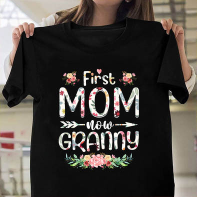First mom now granny Classic T-Shirt