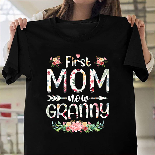 First mom now granny Classic T-Shirt