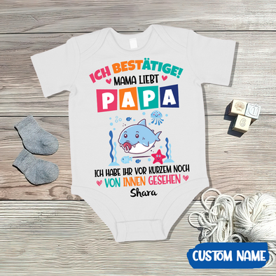 Geschenk für Papa Ich Bestätige Mama Liebt Baby Onesie - AD - TT2104227