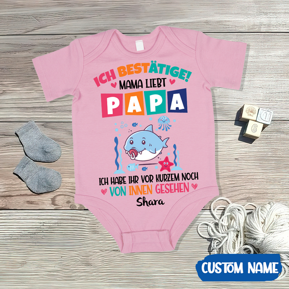 Geschenk für Papa Ich Bestätige Mama Liebt Baby Onesie - AD - TT2104227