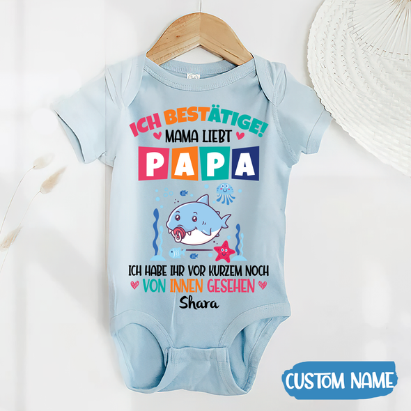 Geschenk für Papa Ich Bestätige Mama Liebt Baby Onesie - AD - TT2104227