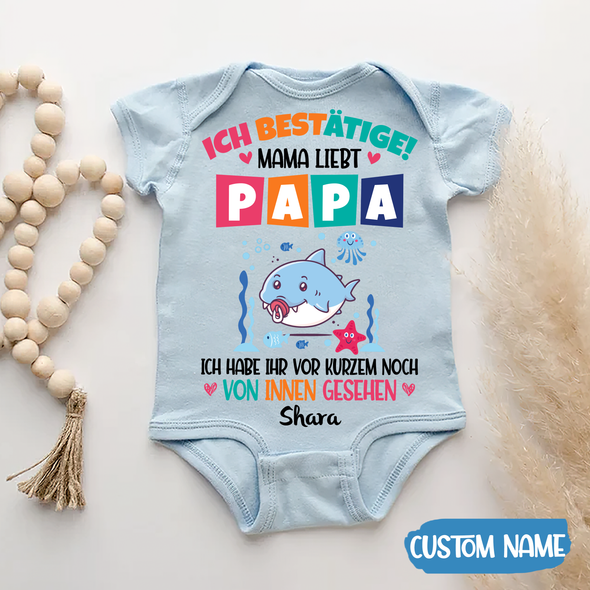 Geschenk für Papa Ich Bestätige Mama Liebt Baby Onesie - AD - TT2104227