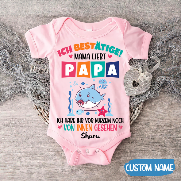 Geschenk für Papa Ich Bestätige Mama Liebt Baby Onesie - AD - TT2104227