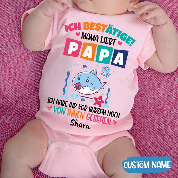 Geschenk für Papa Ich Bestätige Mama Liebt Baby Onesie - AD - TT2104227