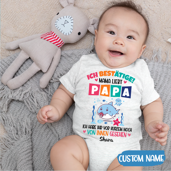 Geschenk für Papa Ich Bestätige Mama Liebt Baby Onesie - AD - TT2104227