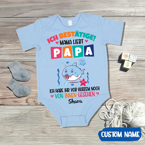 Geschenk für Papa Ich Bestätige Mama Liebt Baby Onesie - AD - TT2104227