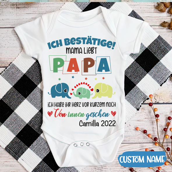 Ich Bestätige! Mama Liebt Papa Baby Onesie - AD - TT2304222