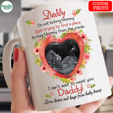 Daddy I'm not kicking Mommy Just trying to find a place-kv Mug