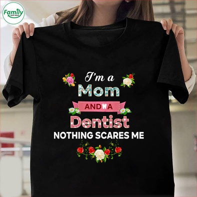 I'm a mom and a dentist Classic T-Shirt